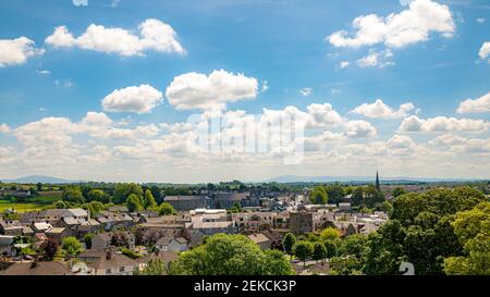 Luftaufnahme der Stadt gegen den bewölkten Himmel an sonnigen Tagen, Cashel, Tipperary, Irland Stockfoto