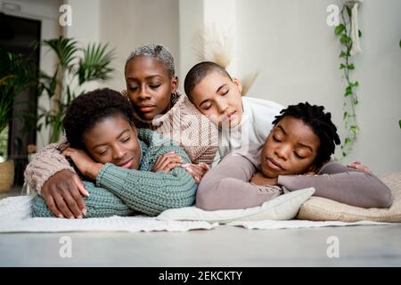 Weibliche Freunde entspannen im Wohnzimmer zu Hause Stockfoto