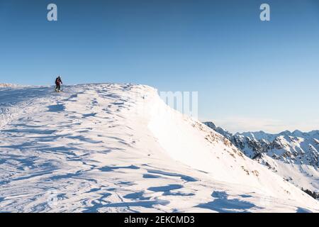 Männliche Skifahrer Skifahren in Baqueira Beret bei Sonnenaufgang Stockfoto