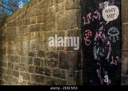 Neben dem Hotel befindet sich ein Street Art Girl mit dem Motto „Why Me“ Ziegelmauer an den Hängen des Calton Hill Edinburgh Stockfoto