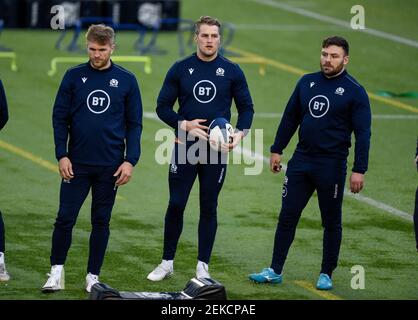 Guinness Six Nations Rugby 23rd. Februar 2021: L bis R, ScotlandÕs Chris Harris, Duhan van der Merwe und Rory Sutherland während des Squad-Trainings in Schottland im Oriam Sportzentrum, Riccarton, Edinburgh, Schottland, Großbritannien. Quelle: Ian Rutherford/Alamy Live News. Stockfoto