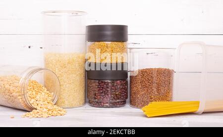 Zero-Waste-Lagerraum. Frühstückselemente, in wiederverschließbaren Plastikgläsern, Müsli, Pasta aufbewahrt. Banken können mehrfach mit Schüttgütern befüllt werden. P Stockfoto