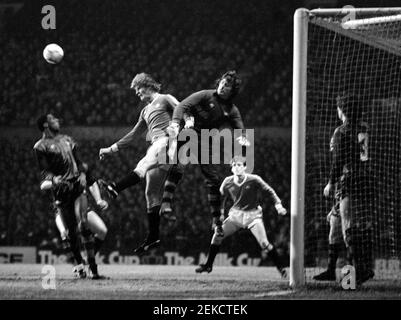 Aktenfoto vom 23-02-1983 von Arsenal-Torhüter Pat Jennings stanzt aus Manchester United's Gordon McQueen (Mitte links). Ausgabedatum: Dienstag, 23. Februar 2021. Stockfoto