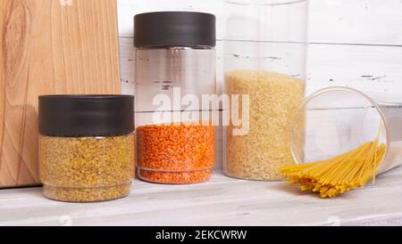 Zero-Waste-Lagerraum. Frühstückselemente, in wiederverschließbaren Plastikgläsern, Müsli, Pasta aufbewahrt. Banken können mehrfach mit Schüttgütern befüllt werden. P Stockfoto