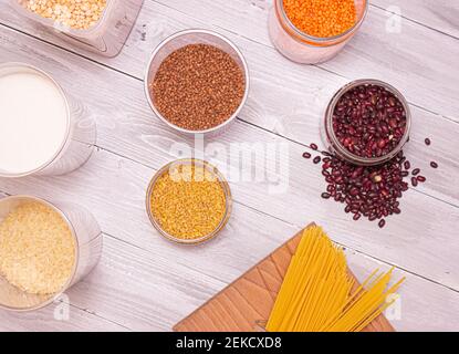 Zero-Waste-Lagerraum. Frühstückselemente, in wiederverschließbaren Plastikgläsern, Müsli, Pasta aufbewahrt. Banken können mehrfach mit Schüttgütern befüllt werden. P Stockfoto