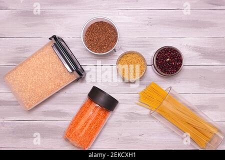 Zero-Waste-Lagerraum. Frühstückselemente, in wiederverschließbaren Plastikgläsern, Müsli, Pasta aufbewahrt. Banken können mehrfach mit Schüttgütern befüllt werden. P Stockfoto