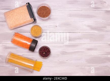 Ein Zero-Waste-Lagerraum. Frühstückselemente, in wiederverschließbaren Plastikgläsern, Müsli, Pasta aufbewahrt. Banken können mehrfach mit Schüttgütern befüllt werden. Stockfoto