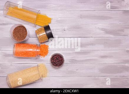 Ein Zero-Waste-Lagerraum. Frühstückselemente, in wiederverschließbaren Plastikgläsern, Müsli, Pasta aufbewahrt. Banken können mehrfach mit Schüttgütern befüllt werden. Stockfoto