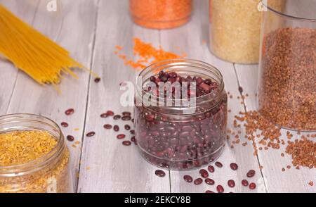 Ein Zero-Waste-Lagerraum. Frühstückselemente in Mehrwegdosen: Bohnen, Getreide, Nudeln. Banken können mehrfach mit Schüttgütern befüllt werden. Stockfoto