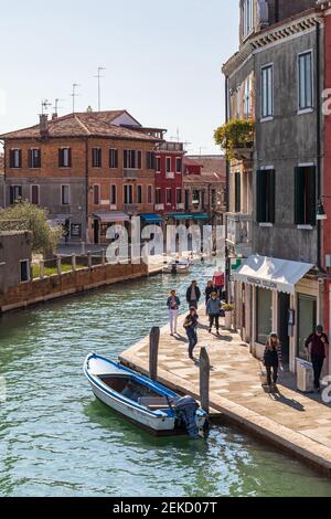 Venezianische Gebäude und Straße entlang des Canal Grande di Murano, Murano, Venedig, Italien Stockfoto