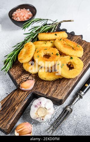 Frittierter knuspriger Tintenfisch und Zwiebelringe paniert. Weißer Hintergrund. Draufsicht Stockfoto