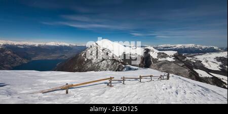 Hochlandschneepanorama. Der Monte Baldo ist 2.218 m hoch mit der Cima Valdritta, neben dem Gardasee. Die anderen Gipfel des Monte Baldo sind der Monte Alti Stockfoto