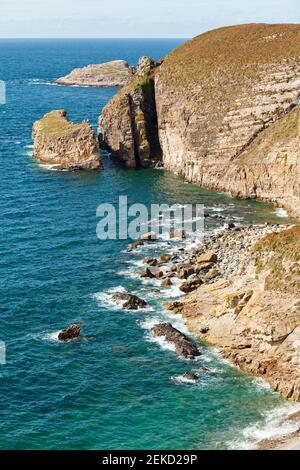 Zerklüftete Klippen am Cap Frehel. Landschaft an der Küste von Brittanys bei Saint Cast le Guildo und Erquy. Stockfoto