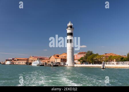 Leuchtturm Murano (Faro di Murano) ein funktionstümvoller Leuchtturm auf der Insel Murano. Ein Wahrzeichen in der venezianischen Lagune. Murano, Venedig, Italien Stockfoto