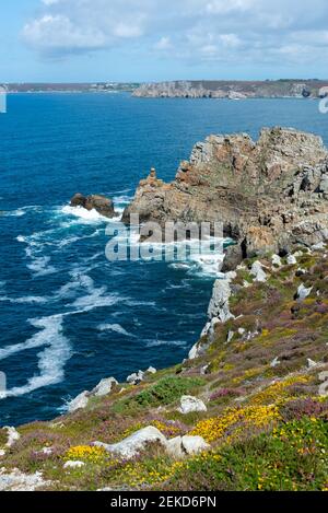 Der atlantik an der Pointe de Dinan, einem Kap auf der Halbinsel Crozon in Finistère, Bretagne, Frankreich Stockfoto