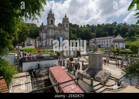 Touristen kommen in einer Seilbahn auf Bom Jesus Sanctuary in Braga, Portugal Stockfoto