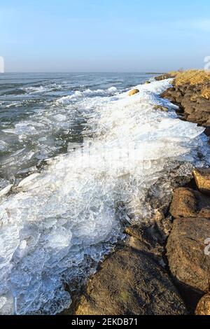 Ein Küsteneispileup auf dem IJsselmeer, von Schellinkhouterdijk, Hoorn, Nordholland, den Niederlanden aus gesehen. Stockfoto
