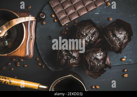 Frisch gebackene Schokoladen-Muffins auf rustikalem Hintergrund. Selektiver Fokus. Geringe Schärfentiefe. Stockfoto