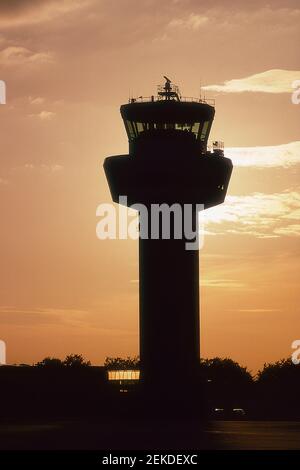 KONTROLLTURM AM FLUGHAFEN GATWICK, WENN SICH DER SONNENUNTERGANG NÄHERT. Stockfoto