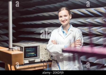 Techniker im Elektroniklabor, der die hf-Konformitätsprüfung durchführt Stockfoto