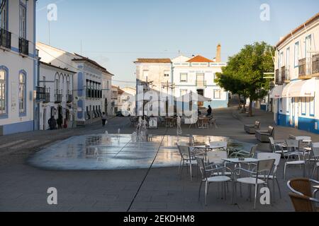 Arraiolos Stadtzentrum voll mit Touristen auf einer Esplanade mit schönen weißen und blauen historischen Gebäuden in Alentejo, Portugal Stockfoto