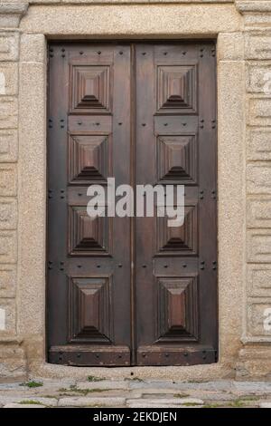 Mittelalterliche Holztür mit Marmorrahmen einer Kirche in Arraiolos, Portugal Stockfoto