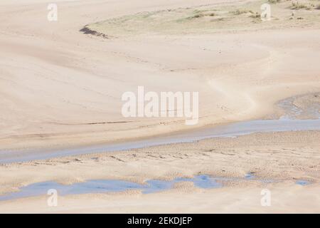 Bucht bei Ebbe, Blick von einem hohen Punkt, Sables-d'Or-les-Pins, Bretagne Stockfoto