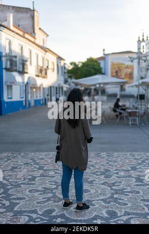 Kaukasische junge Frau in Arraiolos traditionelle Dorfstraßen in Alentejo, Portugal Stockfoto