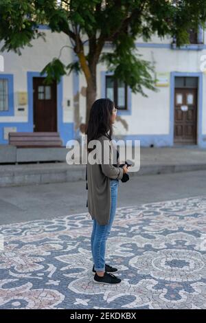 Kaukasische junge Frau in Arraiolos traditionelle Dorfstraßen in Alentejo, Portugal Stockfoto