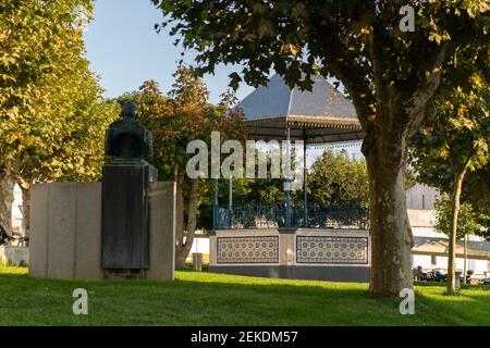 Arraiolos Stadt Coreto Gebäude auf einem Park mit Bäumen an einem sonnigen Tag in Alentejo, Portugal Stockfoto