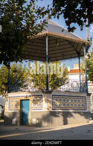 Arraiolos Stadt Coreto Gebäude auf einem Park mit Bäumen an einem sonnigen Tag in Alentejo, Portugal Stockfoto