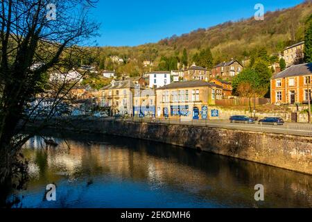 Der Fluss Derwent in Matlock Bath ein beliebtes Touristendorf In der Derbyshire Dales Gegend des Peak District England VEREINIGTES KÖNIGREICH Stockfoto