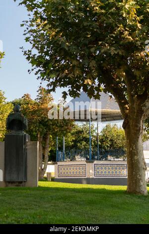 Arraiolos Stadt Coreto Gebäude auf einem Park mit Bäumen an einem sonnigen Tag in Alentejo, Portugal Stockfoto