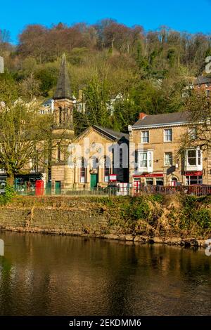 Der Fluss Derwent in Matlock Bath ein beliebtes Touristendorf In der Derbyshire Dales Gegend des Peak District England VEREINIGTES KÖNIGREICH Stockfoto