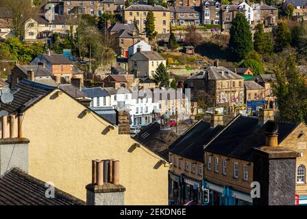 Geschäfte und Häuser am Hang bei Matlock Bath A Beliebtes Touristendorf in der Derbyshire Dales Bereich der Peak District England Großbritannien Stockfoto