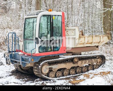 Getrackter Mini-Dumper-Transporter mit Stahlkarosserie für den Transport von Steinen, Erde oder Sand über schwieriges Gelände. Stockfoto