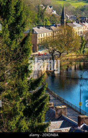 Geschäfte und Häuser und River Derwent in Matlock Bath A Beliebtes Touristendorf in der Derbyshire Dales Bereich der Peak District England Großbritannien Stockfoto