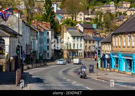 Geschäfte und Häuser am Hang bei Matlock Bath A Beliebtes Touristendorf in der Derbyshire Dales Bereich der Peak District England Großbritannien Stockfoto