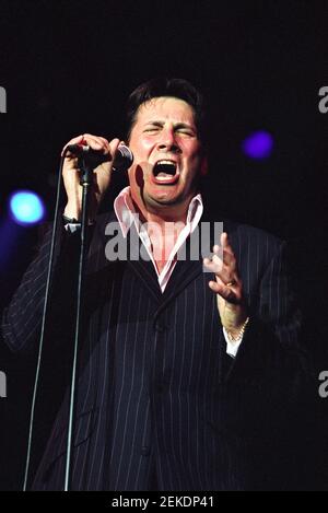 Tony Hadley auf der Bühne beim 'The Here and Now 80s Concert' in der Wembley Arena in London, Großbritannien. 25th. April 2002 Stockfoto