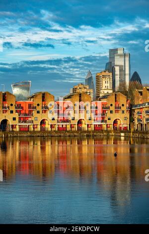 Shadwell Basin Gehäuse mit Blick auf die City of London Stockfoto