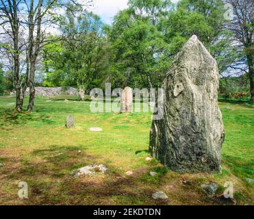 Stehender Stein oder Monolith, Teil des Steinkreises und Grabhügel der Bronzezeit Clava Cairns in den schottischen Highlands. Balnuaran von Clava im Clava Cairns Komplex in der Nähe von Culloden, Inverness Schottland GB Großbritannien Europa Stockfoto