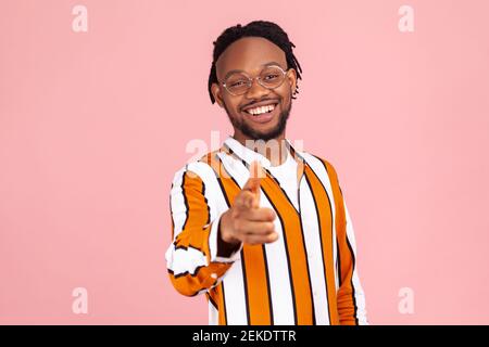 Positiv lächelnder afro-amerikanischer Mann mit Dreadlocks im gestreiften Hemd, der dich auswählt, mit dem Finger auf die Kamera zeigt, zufrieden mit deinen Leistungen. ICH Stockfoto