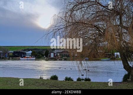 Die Themse bei Laleham erreichen in der Dämmerung an einem Wintertag, Surrey England Großbritannien Stockfoto