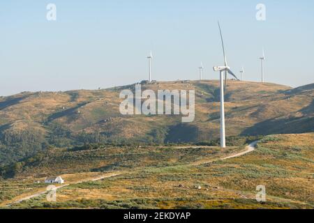 Windkraftanlagen eolische erneuerbare Energie in Fafe Landschaft, Portugal Stockfoto