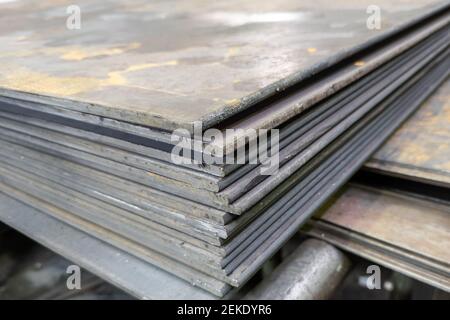 Dicke warmgewalzte Stahlbleche stapeln Ecke, Nahaufnahme. Stockfoto