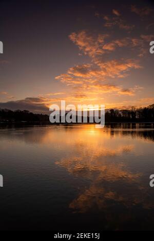 Sonnenaufgangsreflexionen am Upper Lake in Newstead Abbey, Nottinghamshire England Stockfoto