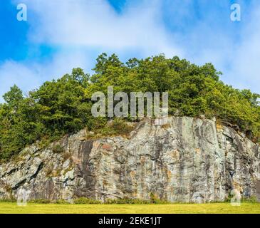 Waldbau auf Felsformation gesehen vom Blue Ridge Parkway in North Carolina, USA Stockfoto