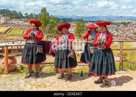 Peruanische indigene Quechua Frauen in traditioneller Kleidung im Heiligen Tal der Inka, Chinchero, Peru. Stockfoto