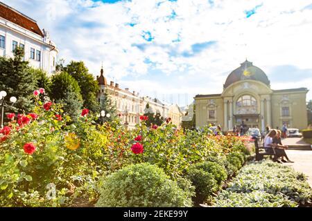 CZERNIVZI, UKRAINE - 16. JULI 2017: Czernivtsi Musik- und Schauspieltheater Stockfoto