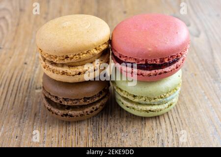 Nahaufnahme von frischen bunten Makronen, Himbeere, Haselnuss, Pistazie Stockfoto